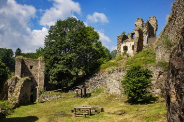Divci Kamen, Trisov, Çek Cumhuriyeti, kızlar kaya yıkık görünümü, Cesky Krumlov şehir yakınında Güney Bohemya Kalesi berbat