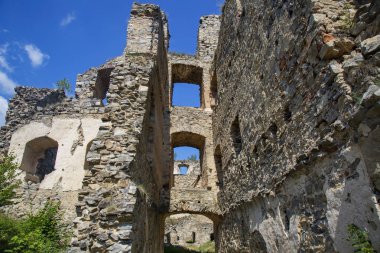Divci Kamen, Trisov, Çek Cumhuriyeti, kızlar kaya yıkık görünümü, Cesky Krumlov şehir yakınında Güney Bohemya Kalesi berbat