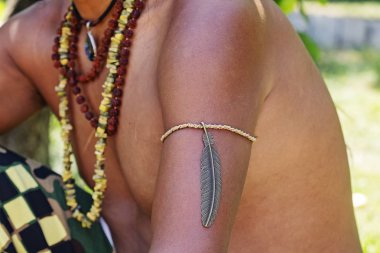 Şık metal tüy bilezik ile koyu cilt erkek vücut parçası 