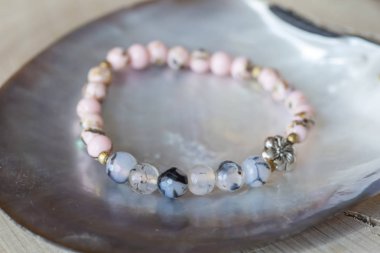 Ahşap arka planda doğal mineral taş bilezik