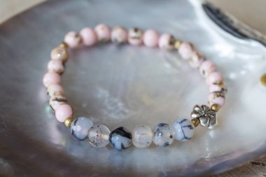 Ahşap arka planda doğal mineral taş bilezik