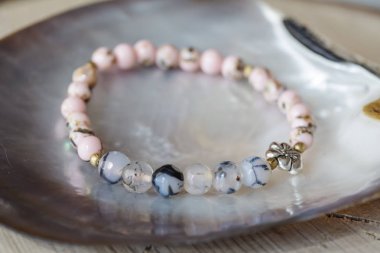 Ahşap arka planda doğal mineral taş bilezik