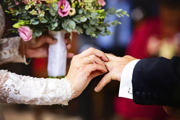 Bride Hand Putting Wedding Ring Her Groom Finger — Stock Photo, Image