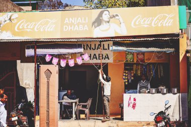 Taj Mahal, Agra, Hindistan, 4 Şubat 2018: Coca Cola markalı yerel turistik kiosk Anjali Dhaba