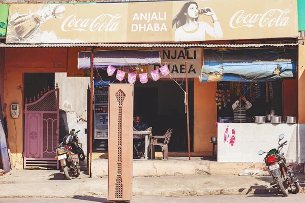 Taj Mahal, Agra, Hindistan, 4 Şubat 2018: Coca Cola markalı yerel turistik kiosk Anjali Dhaba