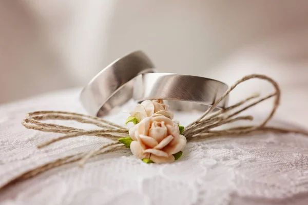 Anello Nuziale Cuscino Pizzo Con Piccoli Fiori Rosa Artificiali Dolci — Foto Stock