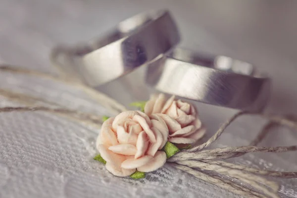 Anello Nuziale Cuscino Pizzo Con Piccoli Fiori Rosa Artificiali Dolci — Foto Stock