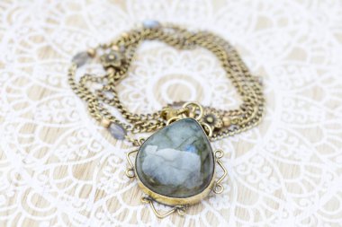 Labradorit damla şekli pirinç zincir dekoratif kolye 