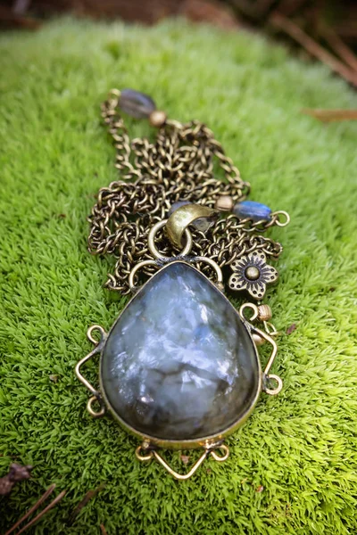 Labradorite Drop Shape Decorative Pendant Brass Chain — Stock Photo, Image