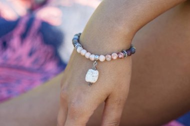 Kadın el giyen mineral taş boncuk yoga bilezik 