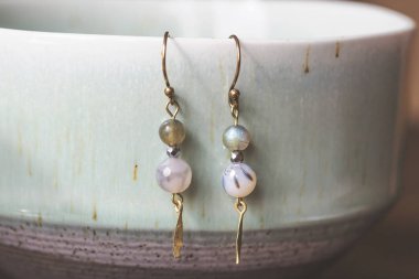 Çömlekçiliğe asılı doğal boncuk küpeler