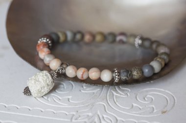 Doğal nötr dekoratif arka plan üzerinde mineral taş bilezik