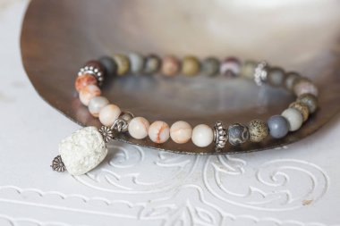 Doğal nötr dekoratif arka plan üzerinde mineral taş bilezik