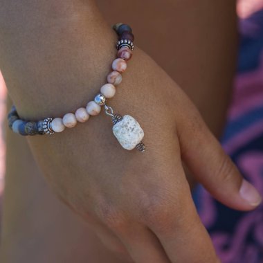 Kadın el giyen mineral taş boncuk yoga bilezik 