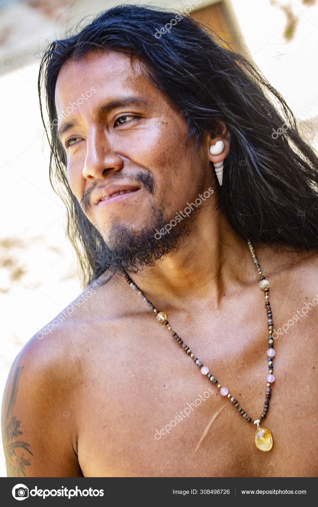 Retrato Joven Nativo Americano Latino Modelo Hombre Jardín Con Collar —  Foto de stock #308498726 © zoomarket, image size:1067x1700