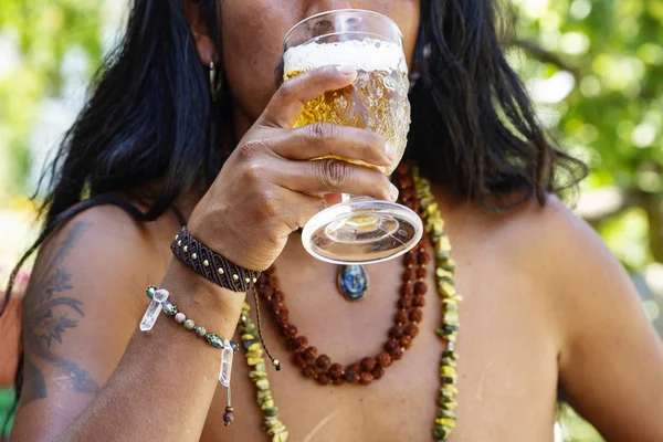 装飾的なヴィンテージガラスからビールを飲む宝石を持つ若いスタイリッシュな男 — ストック写真