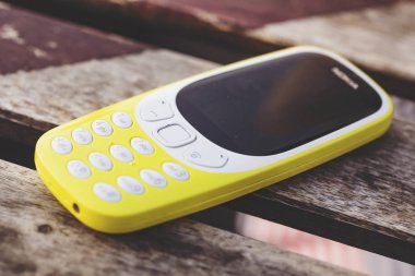 Prag, Çek Cumhuriyeti, 14 Eylül 2019: Cep Telefonu Nokia 3310 Masada Sarı