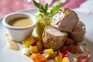 Sebze püresi patates ve sos ile hassas domuz bonfile ile Plaka