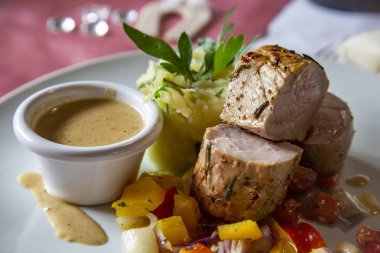 Sebze püresi patates ve sos ile hassas domuz bonfile ile Plaka