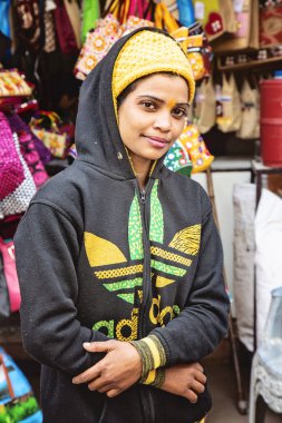 Pushkar, Rajasthan, 13 Şubat 2019: Adidas kapüşonlu genç Hintli kız Pushkar 'daki kutsal gölü ziyaret ediyor.