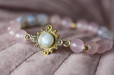 Pembe kadifede güzel bir mineral taş bilezik