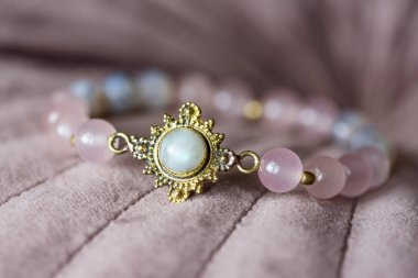 Pembe kadifede güzel bir mineral taş bilezik