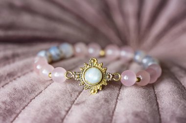 Pembe kadifede güzel bir mineral taş bilezik