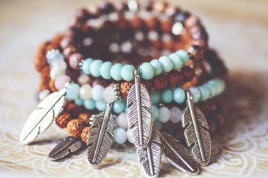 Metal tüy kolye mineral taş yoga bilezikleri dekoratif doğal boho arka plan