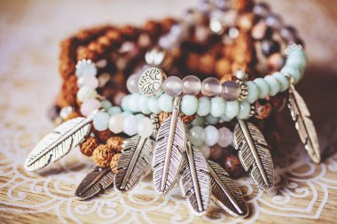 Metal tüy kolye mineral taş yoga bilezikleri dekoratif doğal boho arka plan