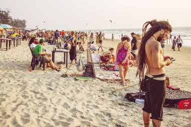 Arambol, Goa, Hindistan, 1 Şubat 2019: Günbatımında Arambol sahilinde hediyelik eşya satıcıları 