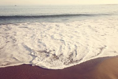 Santa Czuz sahilindeki okyanus dalgalarından deniz köpüğü.