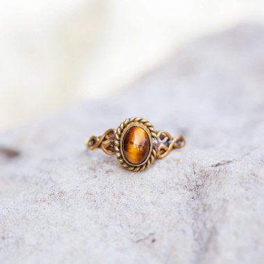 Kırmızı kaplan gözü mineral taşlı beyaz metal süs yüzüğü.