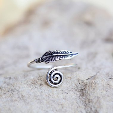 Tüylü beyaz metal süs yüzüğü.