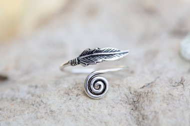 Tüylü beyaz metal süs yüzüğü.