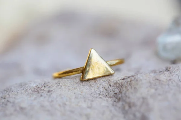 Zlatý Kovový Trojúhelník Tvar Prsten Přirozeném Neutrálním Pozadí — Stock fotografie