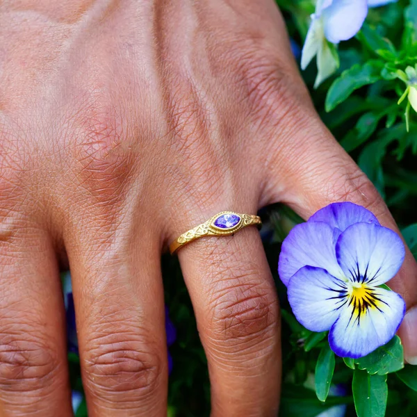 수선화 장식용 반지를 자수정 보석으로 만지는 식물들 — 스톡 사진