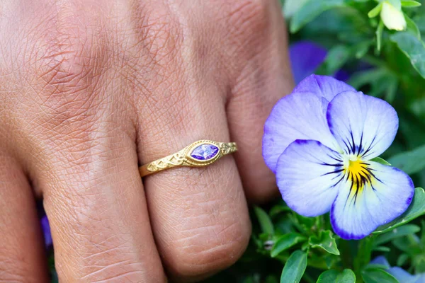 Hand Trägt Dekorativen Metallring Mit Amethyst Edelstein Pflanzen Berühren — Stockfoto