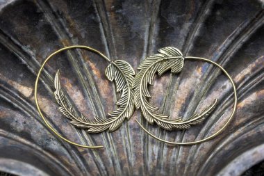 Dekoratif gümüş kaplama arka planda pirinç metal spiral küpeler