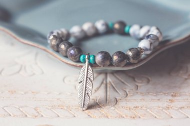 Elektrikli kaplama labradorit mineral taş bilezikler tüylü kolye.