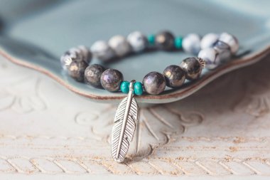 Elektrikli kaplama labradorit mineral taş bilezikler tüylü kolye.