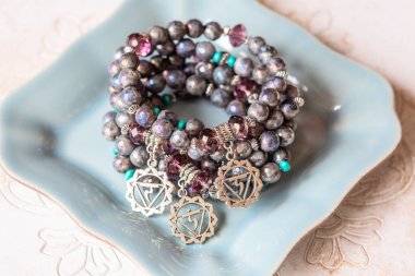 Mineral taşı kristal kuvars metal kolye bir demet bilezik 