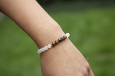 Kadın elinin mineral kristalleri taktığı açık hava ayrıntıları.