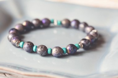 Beyaz dekoratif arka planda mineral taş bilezik