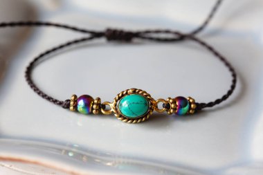 Beyaz dekoratif arka planda mineral taş bilezik