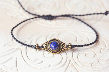 Beyaz dekoratif arka planda mineral taş bilezik