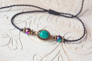 Beyaz dekoratif arka planda mineral taş bilezik