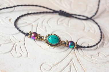 Beyaz dekoratif arka planda mineral taş bilezik