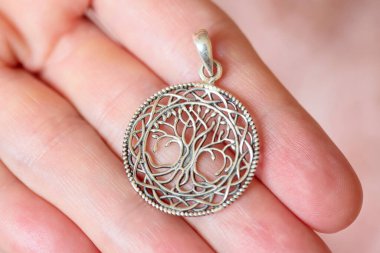 Mandala 'da ağaç şeklinde saf gümüş kolye.