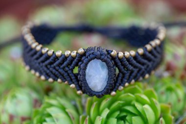 Houseleek bitkisi üzerinde makrome tekniğinde mineral taşlı Boho bileziği.