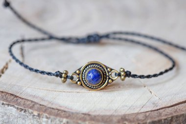 Lapis Lazuli mineral taş bilezikler ahşap arka planda.